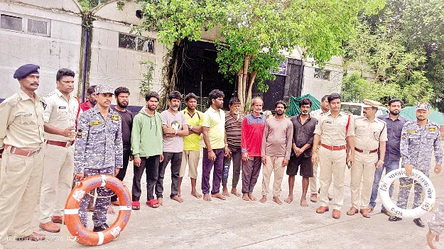  10 మంది మత్స్యకారులు సురక్షితం