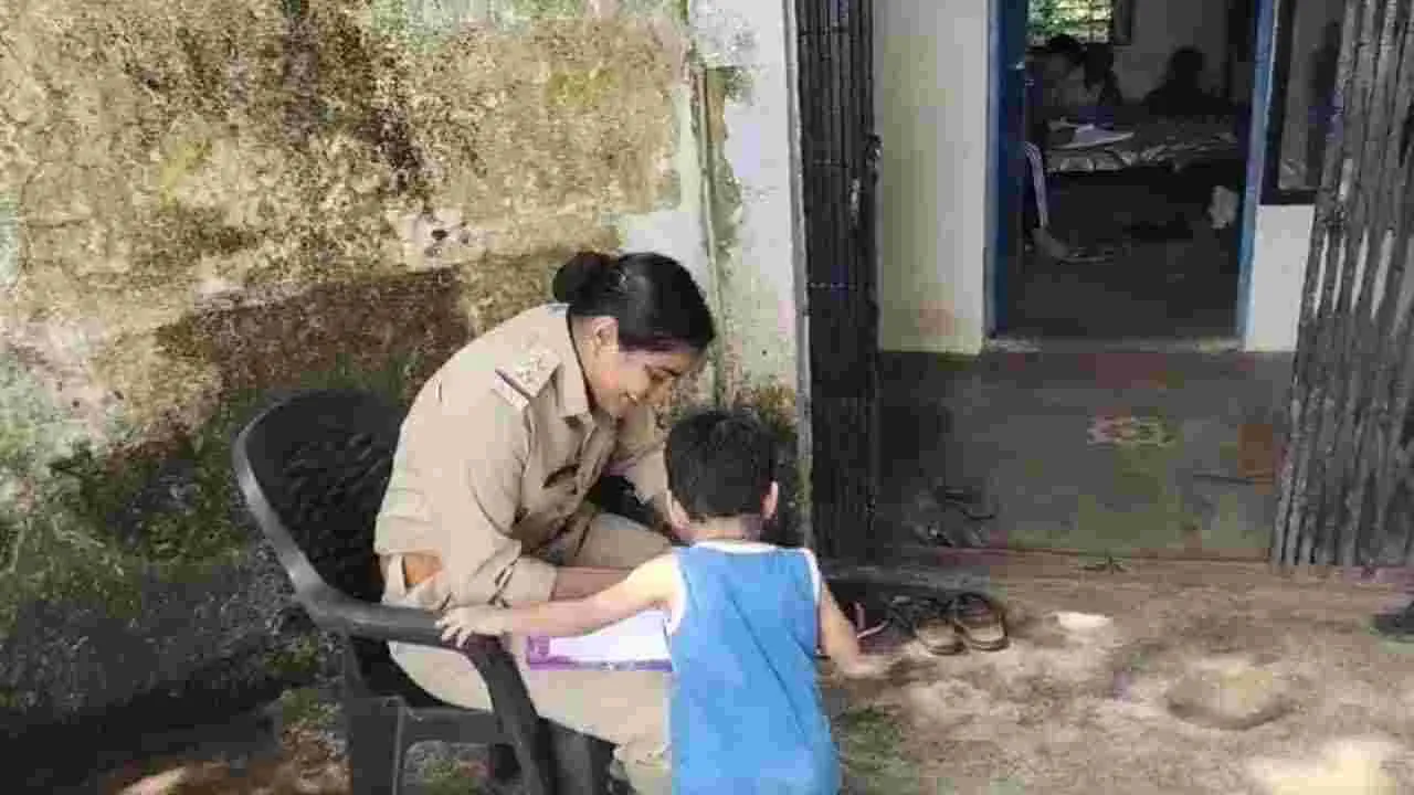 తల్లిపై పోలీసులకు బాలుడు ఫిర్యాదు.. ఎందుకంటే.. వీడియో వైరల్ తల్లిపై పోలీసులకు బాలుడు ఫిర్యాదు.. ఎందుకంటే.. వీడియో వైరల్