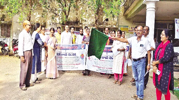 చిన్నారులకు పోలియో చుక్కలు వేయించాలి
