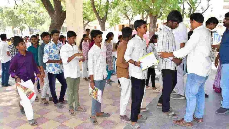 పాలిసెట్‌ పరీక్ష.. హాజరైన అభ్యర్థులు