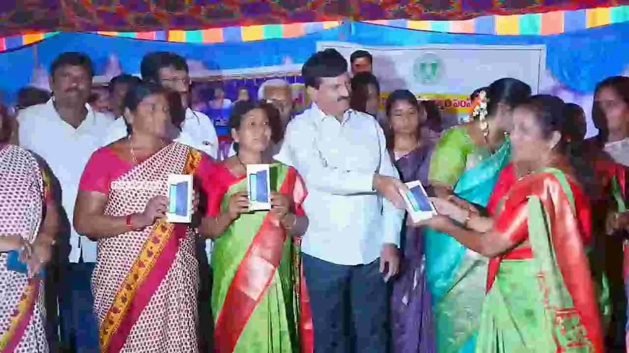 అంగన్వాడీలకు స్మార్ట్ ఫోన్లు, మహిళలకు కుట్టు మిషన్లు పంపిణీ చేసిన మంత్రి తుమ్మల