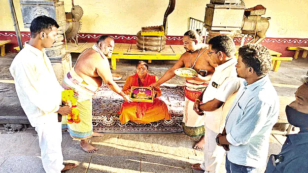 శ్రీకూర్మనాథుని దర్శించుకున్న మాత సుమనపురి