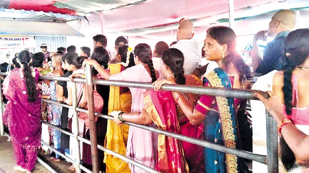కిటకిటలాడిన ఆదిత్యాలయం