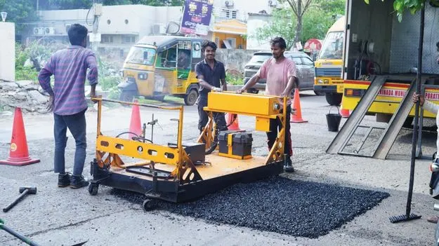 గుంతలకు ‘రోడ్‌ డాక్టర్‌’ చికిత్స..!