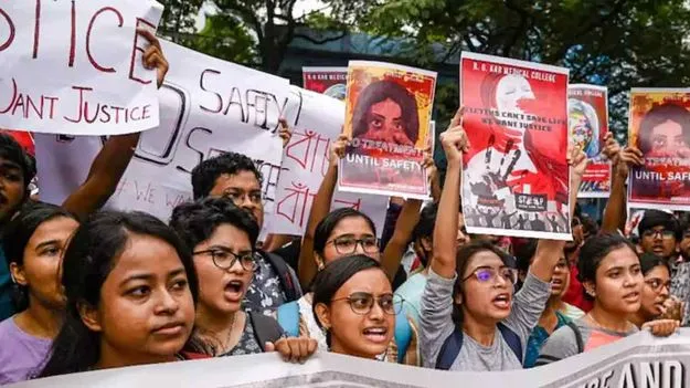 ఆర్జీ కర్ హత్యాచారం కేసులో ముగ్గురు ఐపీఎస్ అధికారుల సస్పెన్షన్