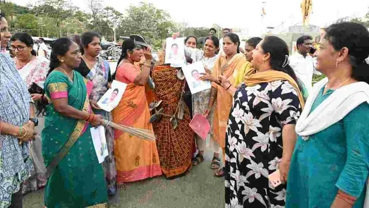 చిత్తూరులో ఆర్కే రోజా దిష్టిబొమ్మ దగ్ధం