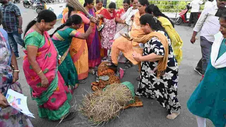 చిత్తూరులో ఆర్కే రోజా దిష్టిబొమ్మ దగ్ధం
