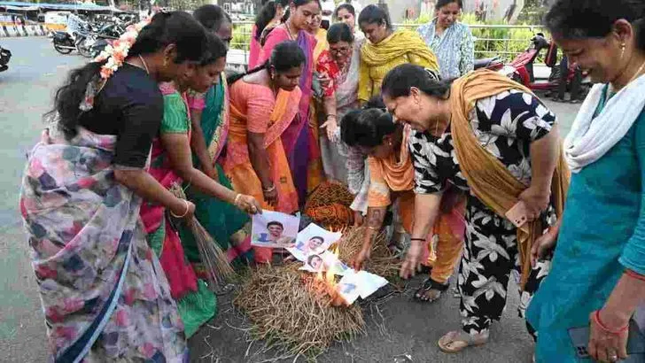 చిత్తూరులో ఆర్కే రోజా దిష్టిబొమ్మ దగ్ధం