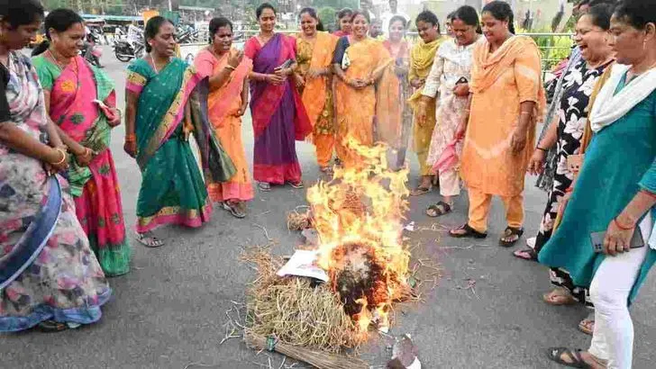 చిత్తూరులో ఆర్కే రోజా దిష్టిబొమ్మ దగ్ధం