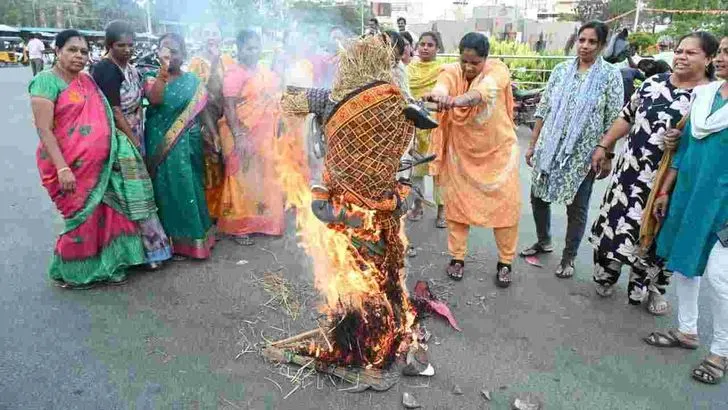 చిత్తూరులో ఆర్కే రోజా దిష్టిబొమ్మ దగ్ధం