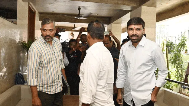  చెవిరెడ్డి ఇంట్లో ఈడీ సోదాలు