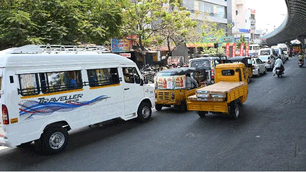   ఇంధనం కోసం బంకుల వద్ద క్యూలైన్లు