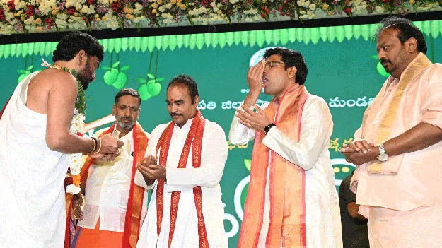 పలువురికి పురస్కారాలు