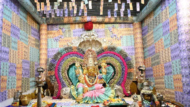 కరెన్సీ నోట్ల అలంకారంలో మెరిసిన తిరుపతి తాతయ్యగుంట గంగమ్మ