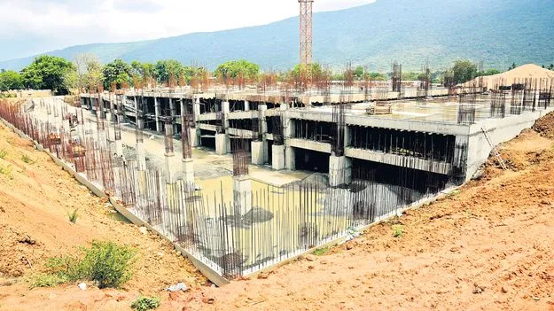 చకచకా రైల్వే జోన్‌ భవన నిర్మాణం