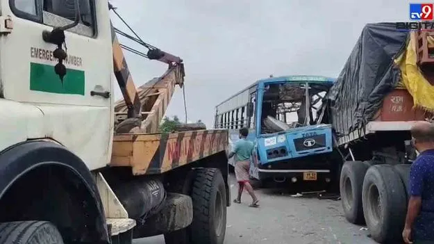 పశ్చిమ బెంగాల్‌లో ఘోర రోడ్డు ప్రమాదం.. ఐదుగురి మృతి, 17 మందికి గాయాలు..