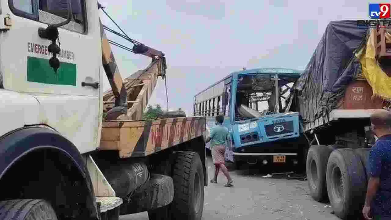 పశ్చిమ బెంగాల్‌లో ఘోర రోడ్డు ప్రమాదం.. ఐదుగురి మృతి, 17 మందికి గాయాలు..