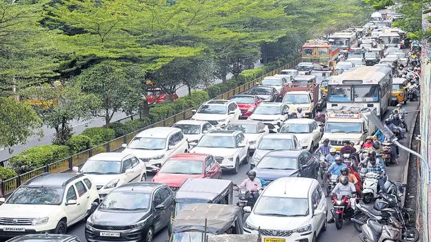 గంటల కొద్దీ ట్రాఫిక్‌ జామ్‌