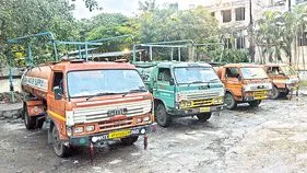 నీటి టాంకర్ల దోపిడీ