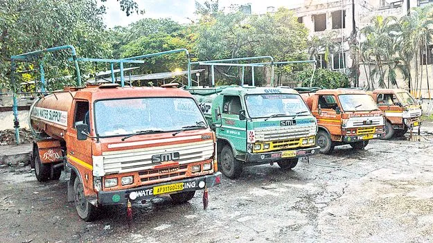నీటి టాంకర్ల దోపిడీ