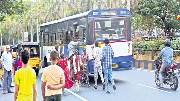ఆగని బస్సులు! 