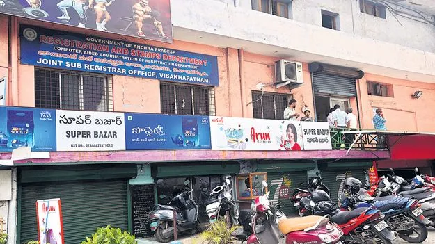 సబ్‌ రిజిస్ట్రార్లకు స్థానచలనం?