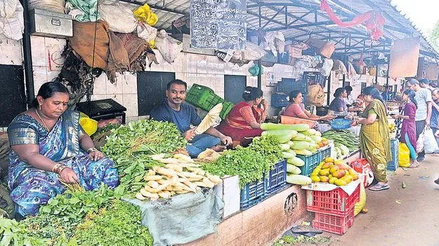 రైతులు తక్కువ,  దళారులు ఎక్కువ