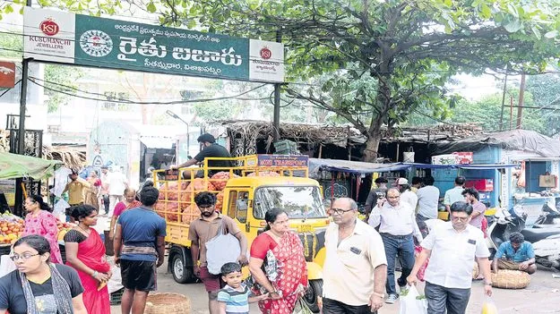 రైతుబజార్లలో ఇష్టారాజ్యం