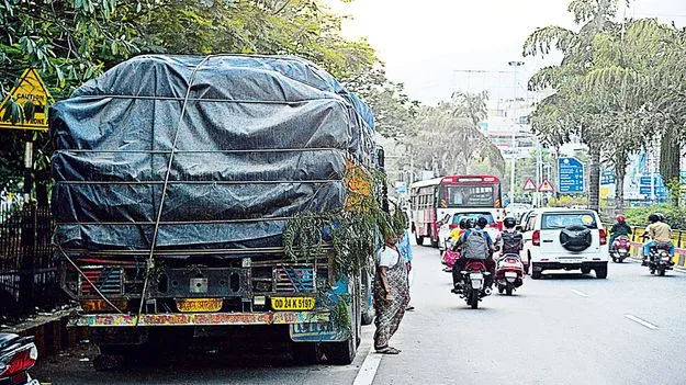 హైవేపై డేంజర్‌ బెల్స్‌  ప్రాణాలు తీస్తున్న