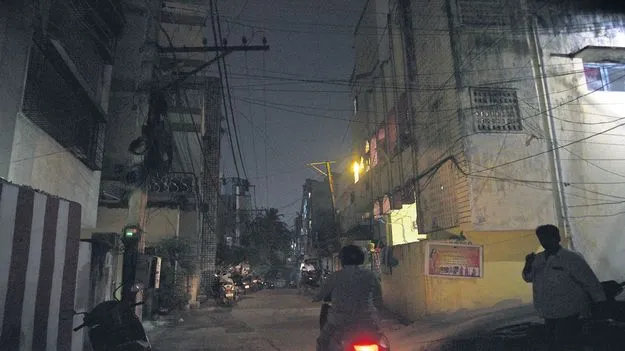 వీధి దీపాల కాంట్రాక్టర్‌కు షాక్‌