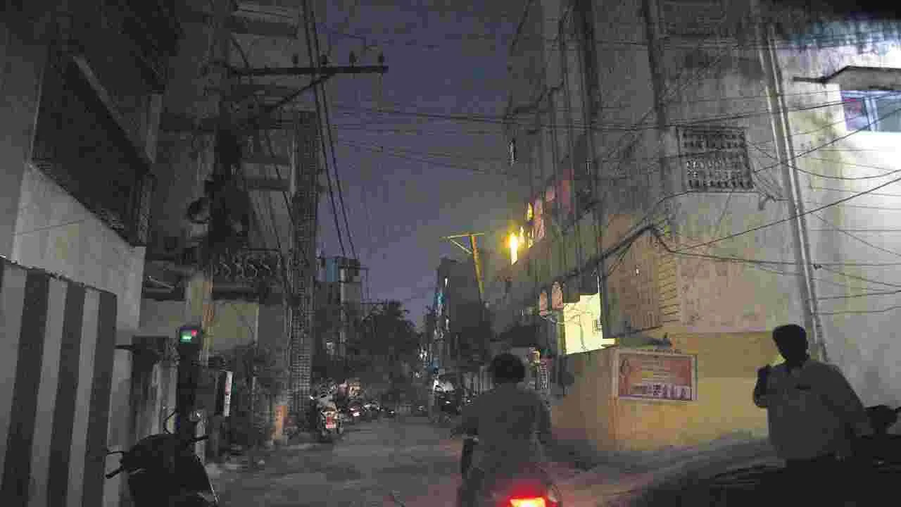 వీధి దీపాల కాంట్రాక్టర్‌కు షాక్‌