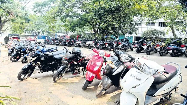 అక్కరకు రాని పార్కింగ్‌ భవనం