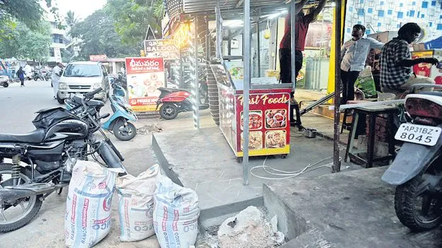 రోడ్లపైనే దుకాణాలు