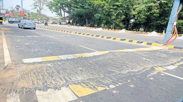 భీమిలి బీచ్‌రోడ్డులో స్పీడ్‌ బ్రేకర్ల తొలగింపు