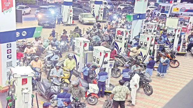 బంక్‌ల వద్ద బారులు