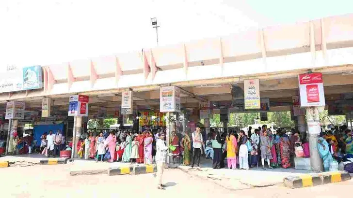 ఆర్టీసీ సమ్మె.. ప్రయాణికుల తీవ్ర ఇబ్బందులు