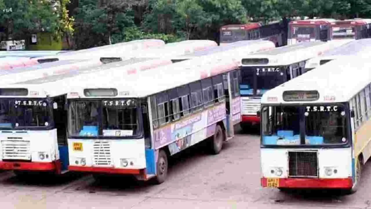 రెండో రోజూ కొనసాగుతున్న ఆర్టీసీ కార్మికుల సమ్మె.. ప్రయాణికుల అవస్థలు..