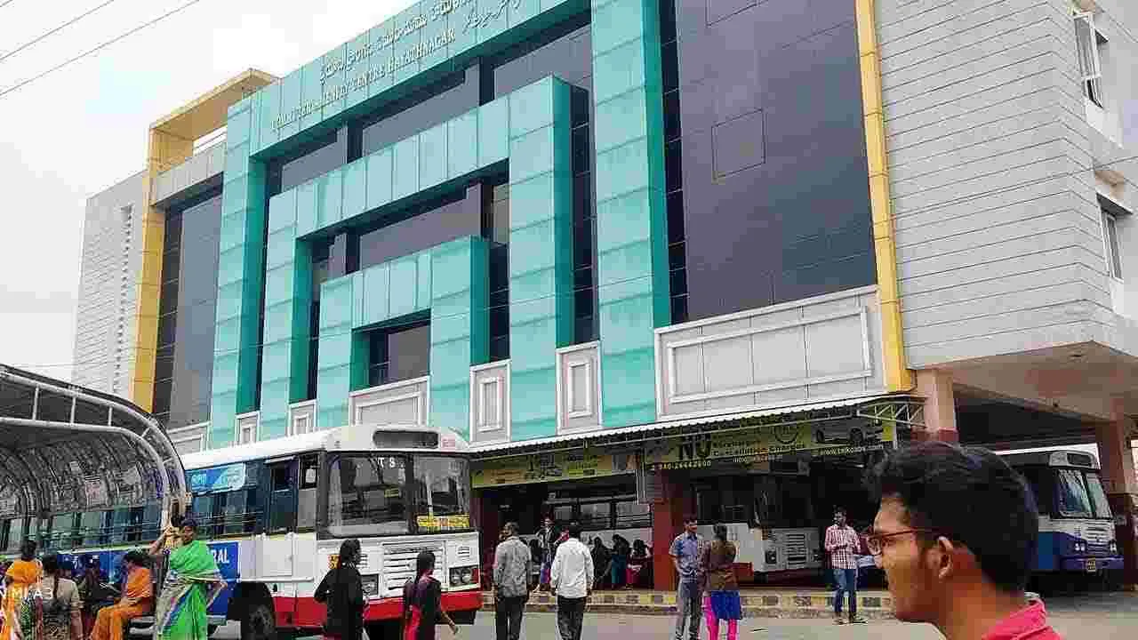 మద్యం మత్తులో యువకుల వీరంగం.. ఆర్టీసీ సిబ్బందిపై దాడి..