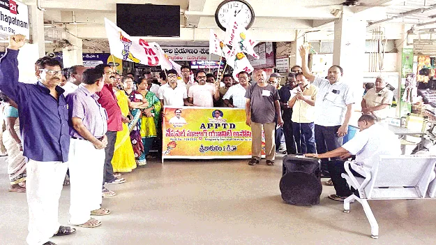 ‘విద్యుత్‌ బస్సులను ఆర్టీసీయే నిర్వహించాలి’ 