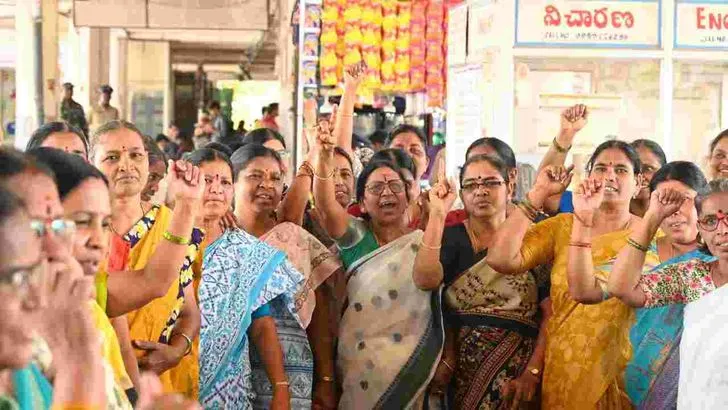 ఆర్టీసీ సమ్మె.. ప్రయాణికుల తీవ్ర ఇబ్బందులు