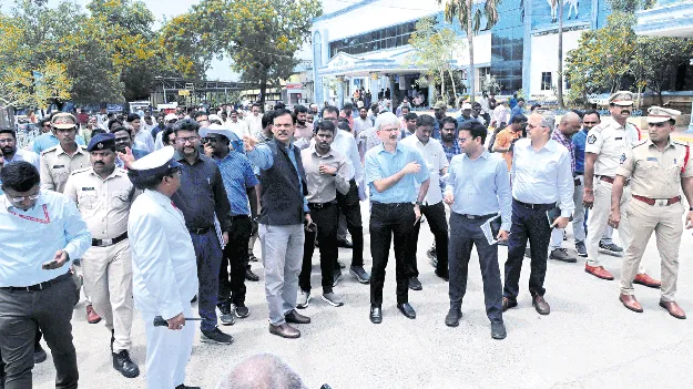 ప్రయాణికులకు భద్రత, మెరుగైన సౌకర్యాలు 