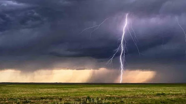 శ్రీకాకుళం జిల్లాలో తీవ్ర విషాదం.. పిడుగుపాటుకు తల్లీకుమార్తె మృతి..