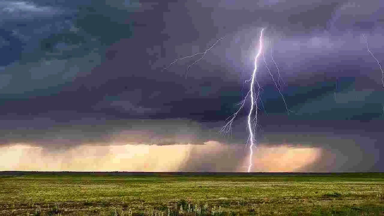 శ్రీకాకుళం జిల్లాలో తీవ్ర విషాదం.. పిడుగుపాటుకు తల్లీకుమార్తె మృతి..