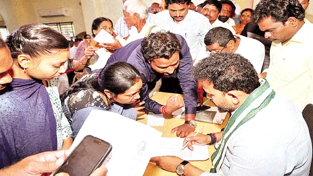 బాధలు వింటూ.. భరోసా కల్పిస్తూ