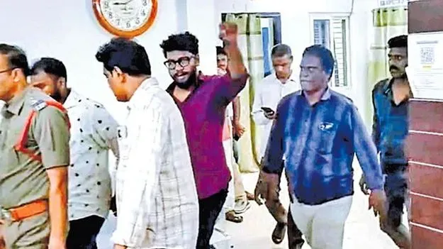 సమాధానం చెప్పను.. అరెస్టు వీడియోను యూట్యూబ్‌లో పెడతా: ప్రశ్న రావణ్..