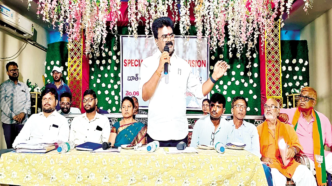 సమగ్ర ఓటర్ల జాబితా సవరణకు సహకరించండి