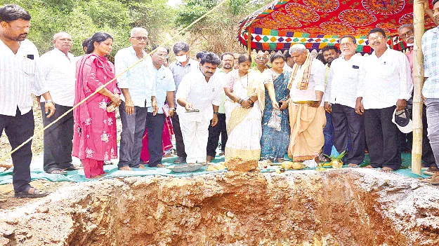 కష్టపడి నిధులు సమకూరిస్తే నిద్రపోతారా?