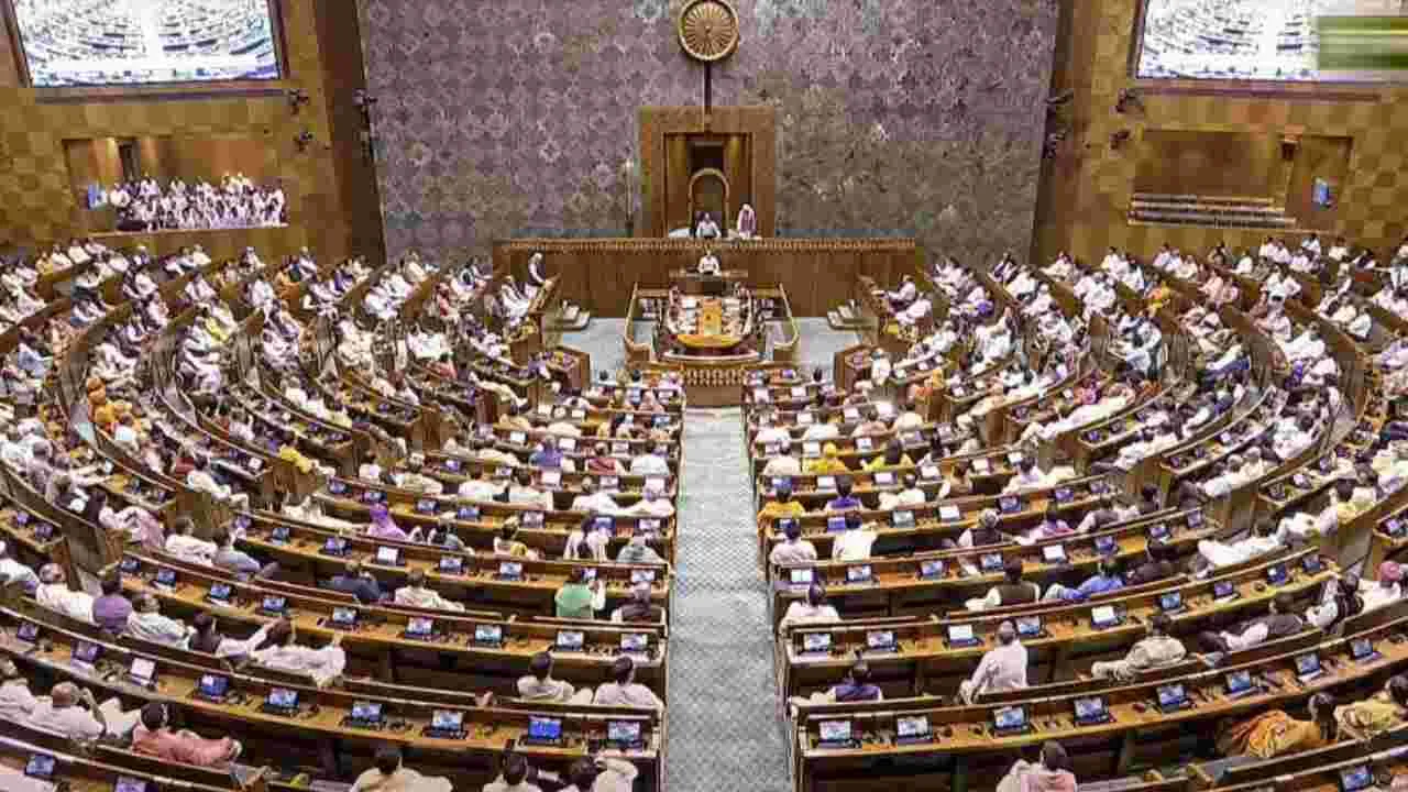 మహిళా రిజర్వేషన్‌పై నోటిఫికేషన్.. లోక్‌సభలో చర్చ జరుగుతుండగానే..