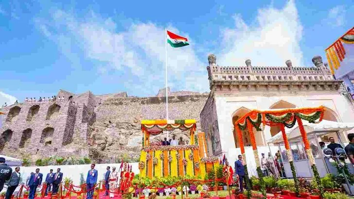 గోల్కొండ కోటపై జాతీయ జెండాను ఎగురవేసిన సీఎం రేవంత్ 