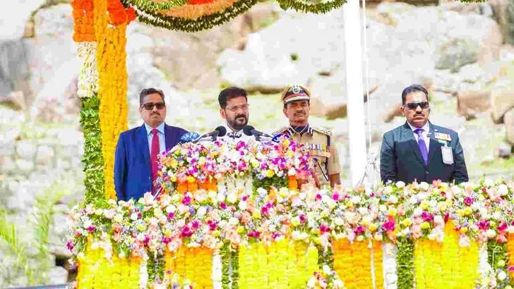 గోల్కొండ కోటపై జాతీయ జెండాను ఎగురవేసిన సీఎం రేవంత్ 
